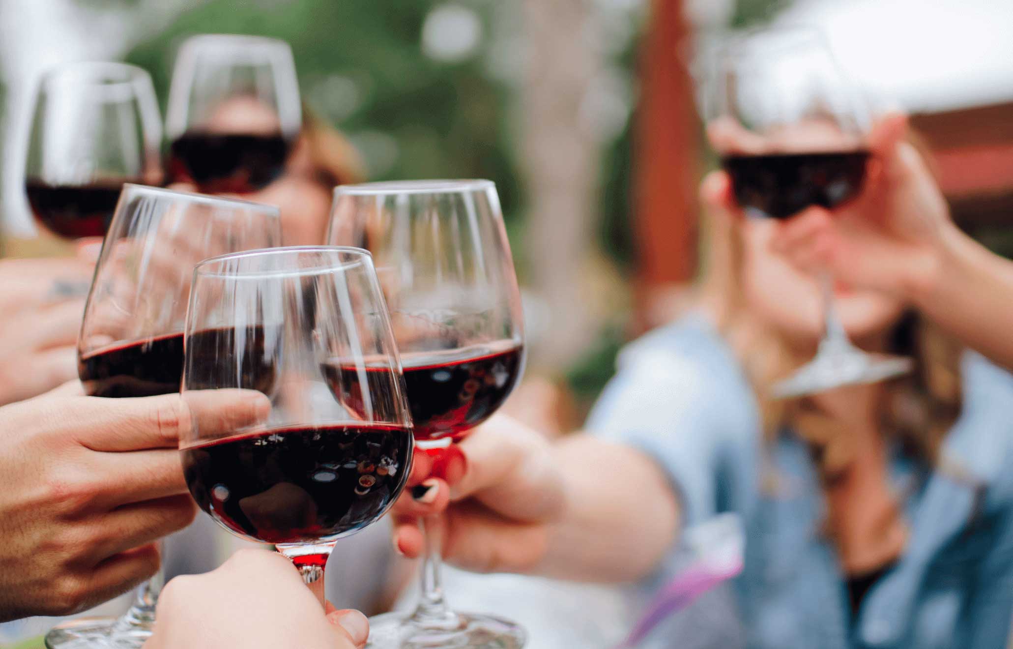 Os benefícios do vinho vão muito além de uma refeição rica em sabor com amigos e família - seu consumo moderado também pode trazer mais saúde e bem-estar.