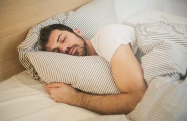 Bons hábitos, como sono de qualidade, ajudam a combater o Coronavírus
