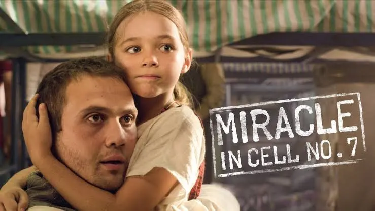 Imagem do filme O Milagre da Cela 7, mostrando a relação de um pai com deficiência intelectual e sua filha