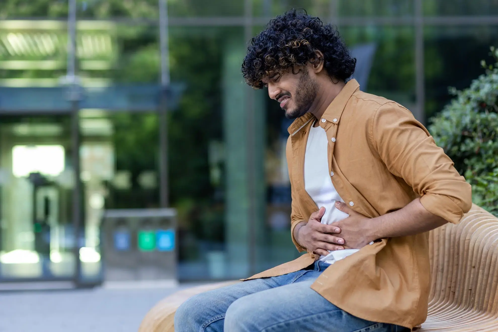 Homem com dor no lado direito da barriga