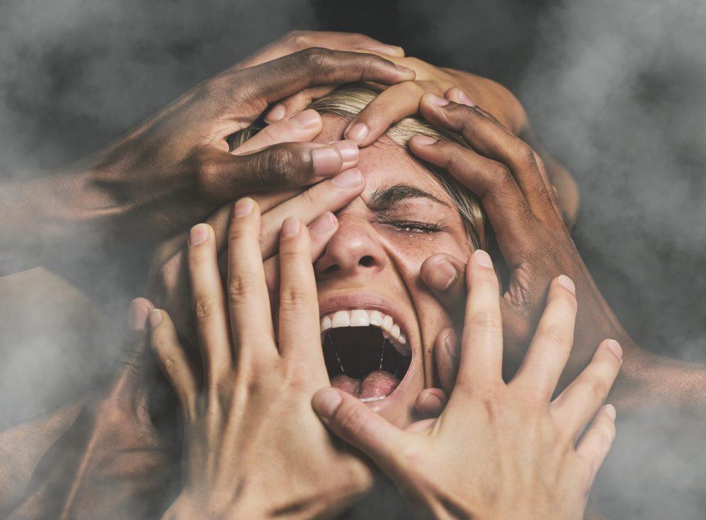 Mãos, rosto e mulher abusam da vítima com medo, saúde mental e dor assustada com a fumaça. Chorando, ansiedade