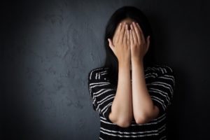 Jovem deprimida sentindo-se triste ou assustada, frustrada pelo problema, sentindo desespero e ansiedade. Sintomas de ansiedade