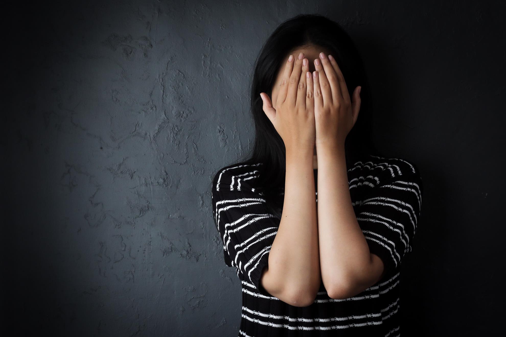 Jovem deprimida sentindo-se triste ou assustada, frustrada pelo problema, sentindo desespero e ansiedade. Sintomas de ansiedade